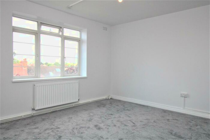 3 Bedroom Flat To Rent In Brook Lodge, North Circular Road, Golders Green, NW11