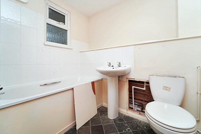 1 Bedroom Flat For Sale In Flat Atholl Court & Garage, Kingsway Gardens, Andover, SP10