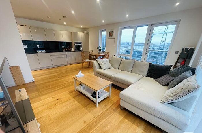 2 Bedroom Flat To Rent In Clonmel Court, Turnberry Quay, London, E14