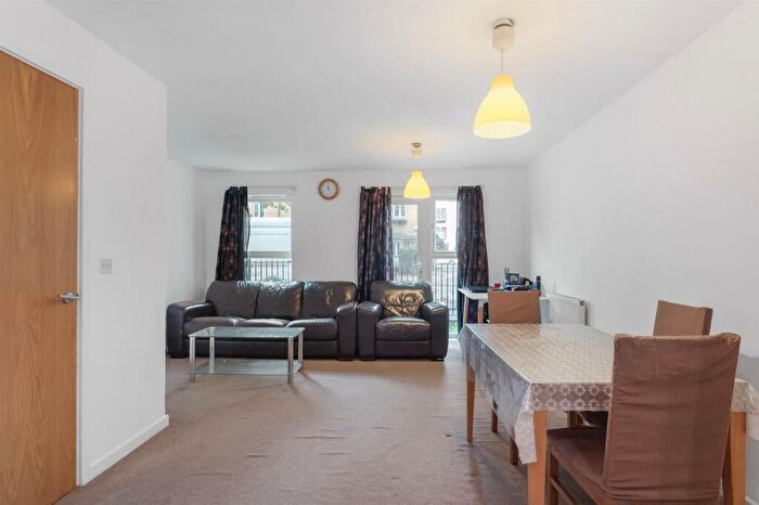 2 Bedroom Flat For Sale In Chandler Way, London, SE15