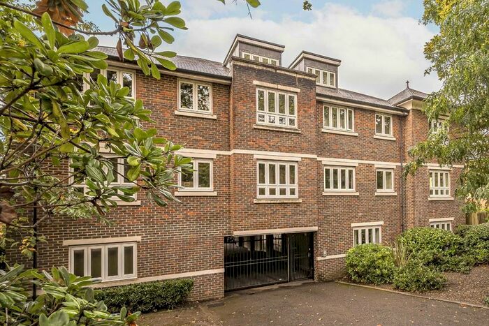 2 Bedroom Flat To Rent In Brooklands Road, Weybridge, KT13