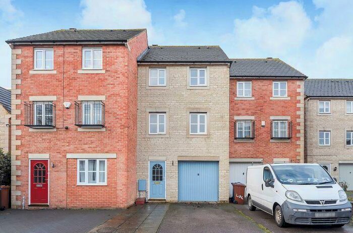 3 Bedroom Town House To Rent In Lucerne Avenue, Bicester, OX26