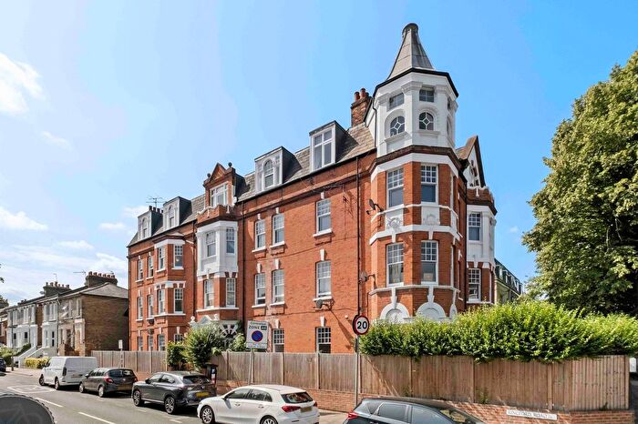 4 Bedroom Flat For Sale In Ringford Road, London, SW18