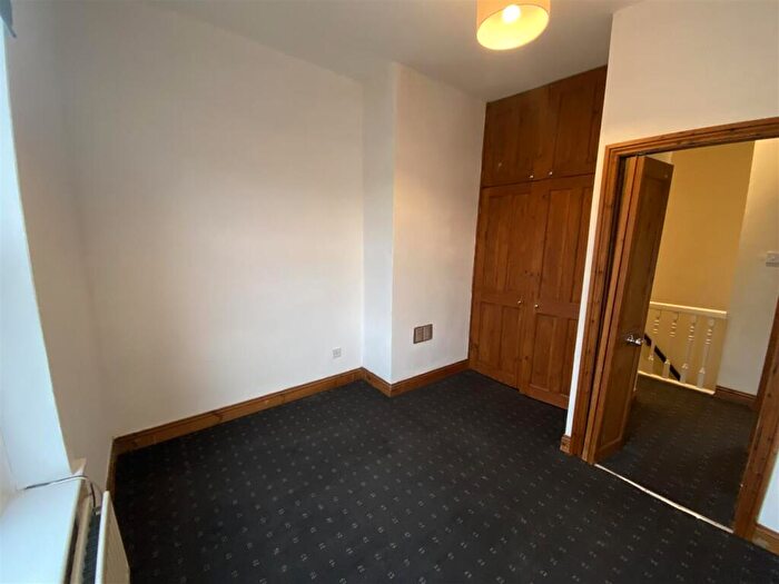 2 Bedroom End Of Terrace House To Rent In Old Lane, Birkenshaw, BD11