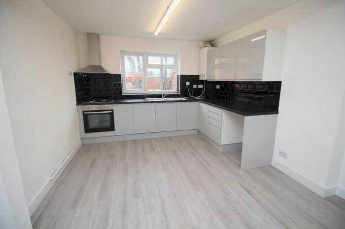 1 Bedroom Flat To Rent In Hungerford Avenue, Slough, SL2