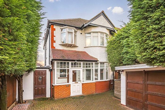 4 Bedroom Semi Detached House To Rent In Great North Way, Hendon, NW4