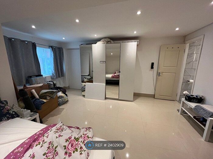 Studio To Rent In Cranford Lane, Hounslow, TW5