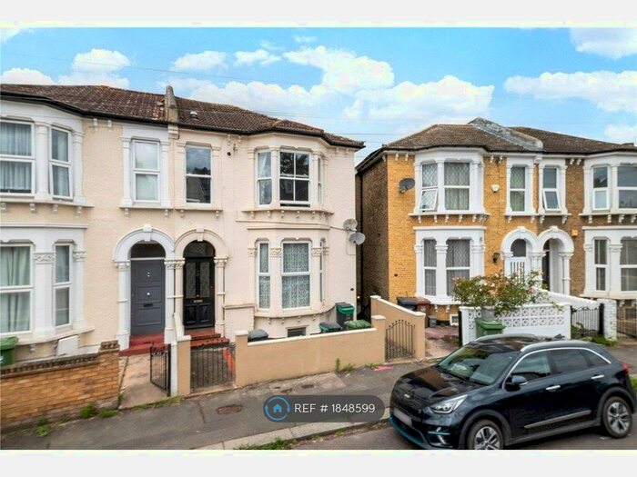 2 Bedroom Flat To Rent In Radford Road, London, SE13