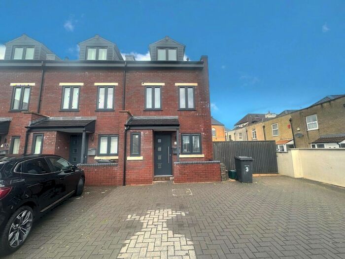 3 Bedroom End Of Terrace House To Rent In Victoria Park, Kingswood, Bristol, BS15