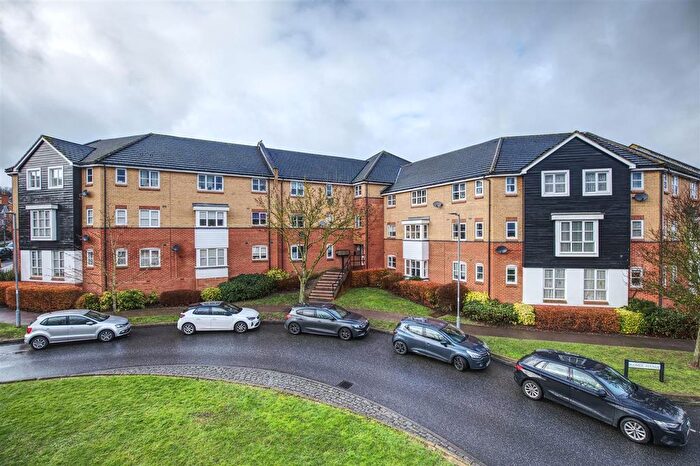 2 Bedroom Flat For Sale In Plomer Avenue, Hoddesdon, EN11