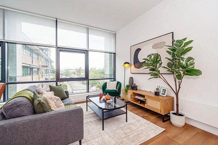 1 Bedroom Flat To Rent In The Causeway, Staines, TW18