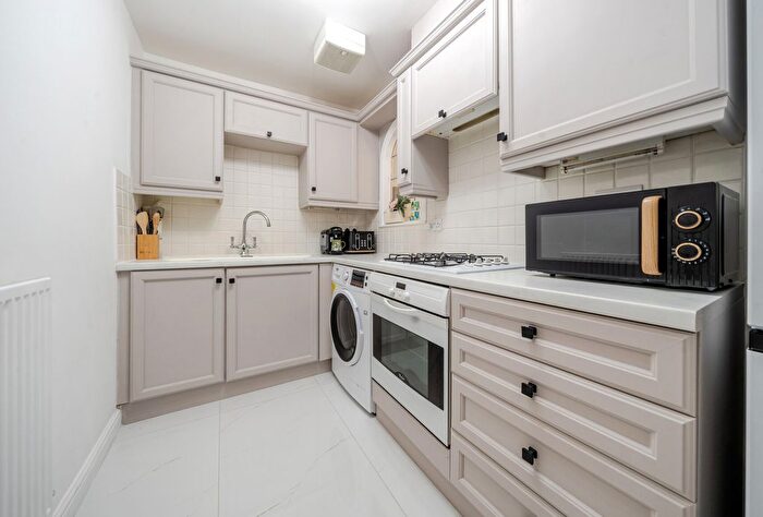 2 Bedroom Flat For Sale In Reed Drive, Redhill, Surrey, RH1