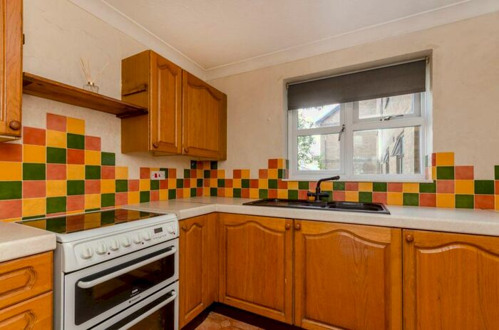 1 Bedroom Flat To Rent In Mangles Road, Guildford, GU1