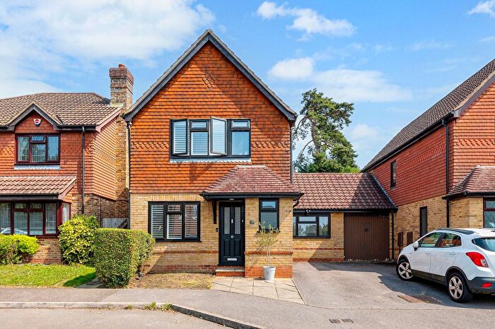 3 Bedroom Link Detached House For Sale In Danvers Way, Caterham, CR3