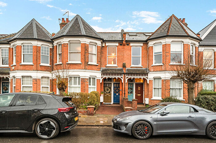 3 Bedroom Apartment For Sale In Sedgemere Avenue, London, N2