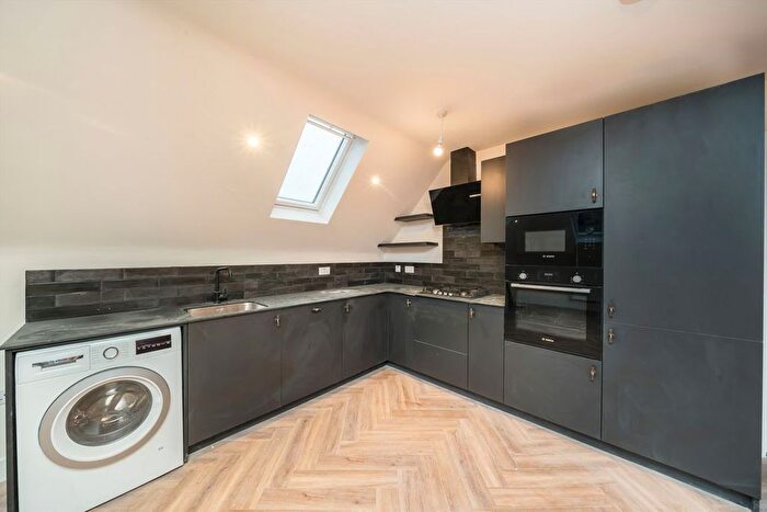 3 Bedroom Flat To Rent In Mitcham Road, Tooting, SW17