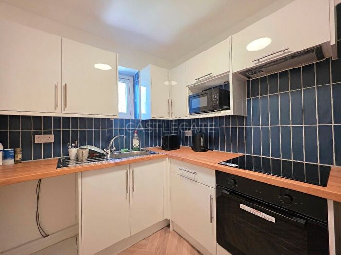 3 Bedroom Flat To Rent In Colne Street, Aspley, Huddersfield, West Yorkshire, HD1