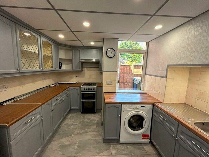 2 Bedroom Maisonette To Rent In London Road, Binfield, Bracknell, Berkshire, RG42