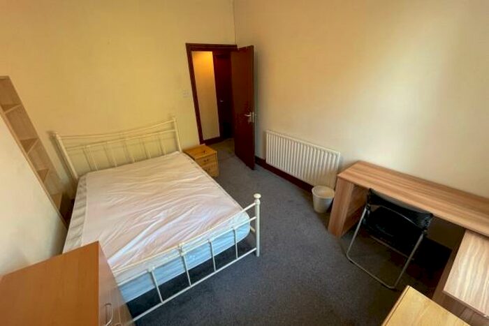 6 Bedroom Terraced House To Rent In Senghennydd Place - Cardiff, CF24