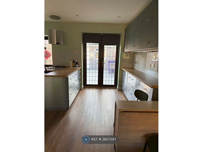 3 Bedroom End Of Terrace House To Rent In Hickin St, London, E14