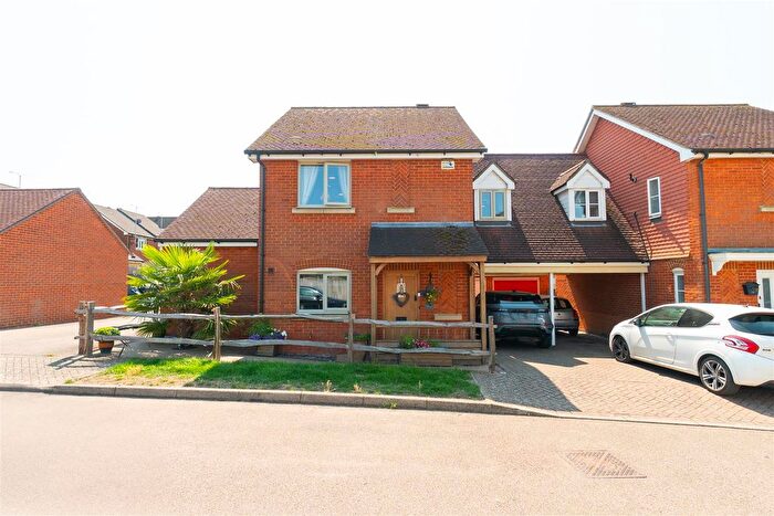 3 Bedroom Link Detached House For Sale In Meadow Way, Wouldham, ME1