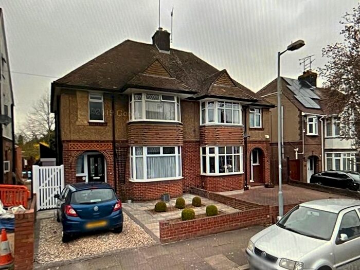 3 Bedroom Property To Rent In Fountains Road, Luton, LU3