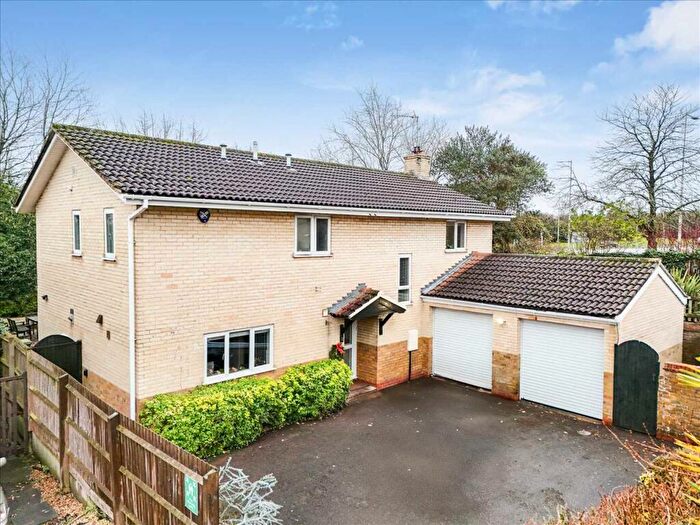 5 Bedroom Detached House For Sale In Oakley Gardens, Downhead Park, Milton Keynes, MK15