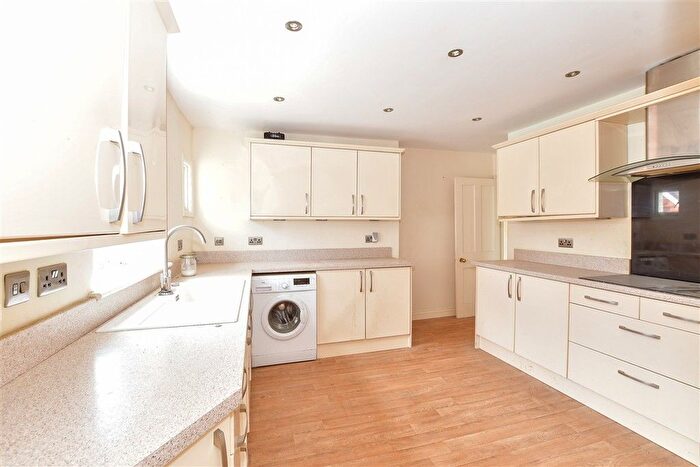 3 Bedroom Flat For Sale In High Street, Hadlow, Tonbridge, Kent, TN11