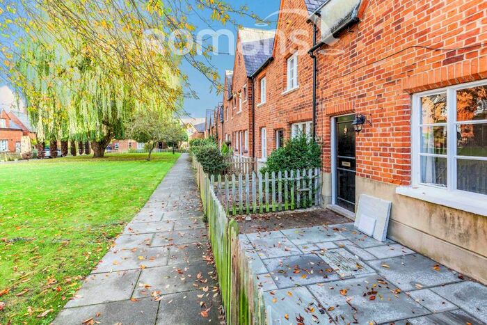 2 Bedroom Cottage To Rent In Prince Consort Cottages, SL4