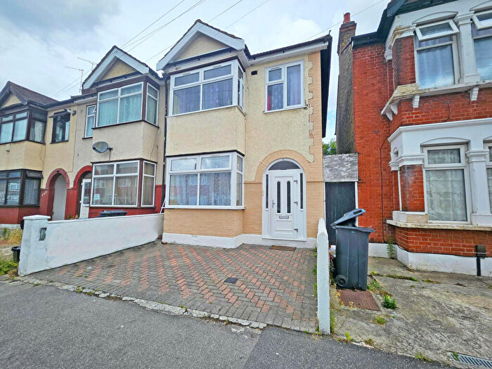 3 Bedroom End Of Terrace House For Sale In Hampton Road, Ilford, IG1