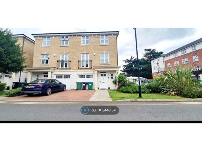 4 Bedroom Semi-Detached House To Rent In Colnhurst Road, Watford, WD17