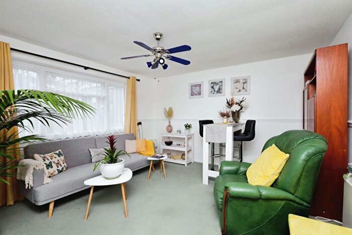 1 Bedroom Flat For Sale In Gemma Close, Hailsham, BN27