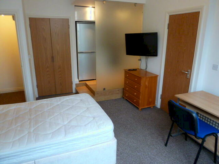 Studio To Rent In Whitefield Tce, Flat, PL4