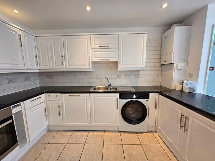 3 Bedroom Flat To Rent In Amhurst Park, Hackney, N16