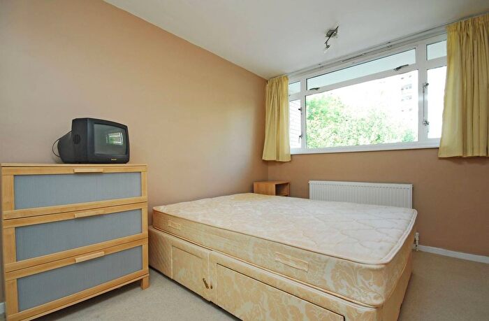 1 Bedroom Flat To Rent In Churchill Gardens, Pimlico, London, SW1V