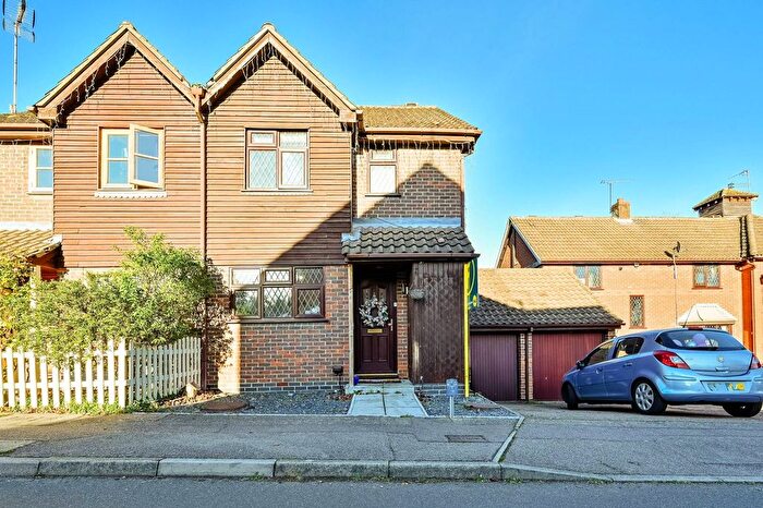 3 Bedroom Semi Detached House For Sale In Cedar Wood Drive, Watford, WD25