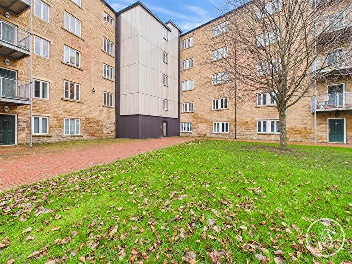 2 Bedroom Flat For Sale In Carr Mills, Leeds, LS7