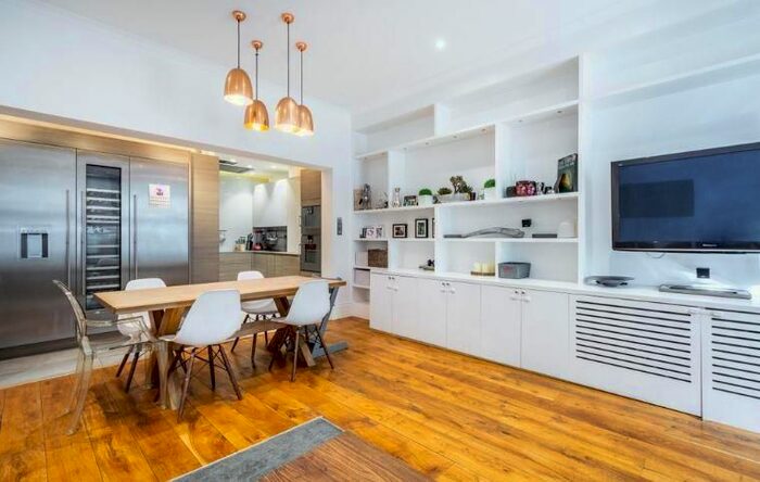 2 Bedroom Property To Rent In Montagu Square, Marylebone, London, W1H