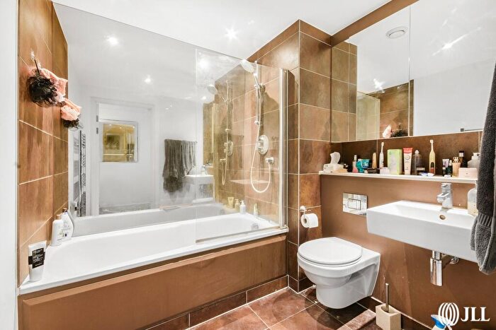 2 Bedroom Flat For Sale In Landmark East Tower, Marsh Wall, E14