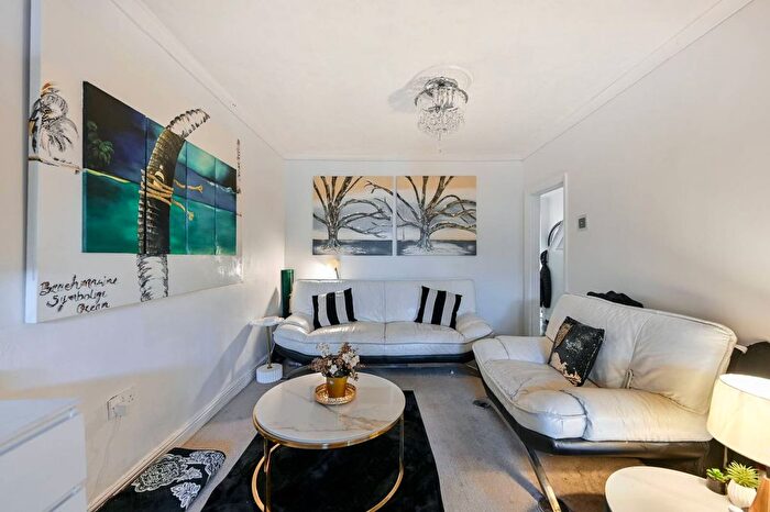 4 Bedroom Semi-Detached House For Sale In Cranford Park Road, Hayes And Harlington, Hayes, UB3