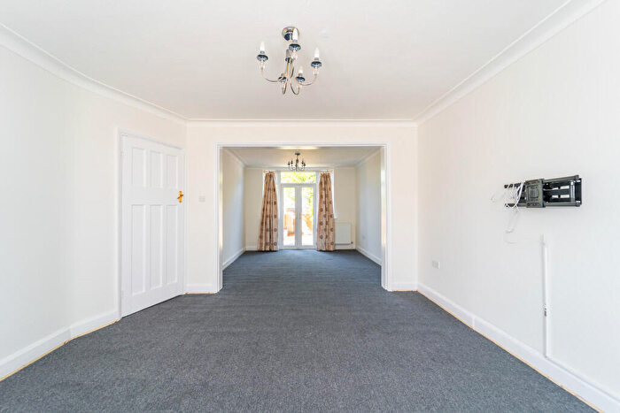 3 Bedroom Semi Detached House To Rent In Waterfall Road, Arnos Grove, London, N11