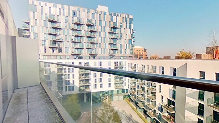 2 Bedroom Flat To Rent In Keats Apartments, Saffron Central Square, Croydon, CR0