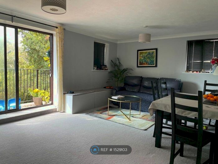 2 Bedroom Flat To Rent In Linnet Court, Croydon, CR0