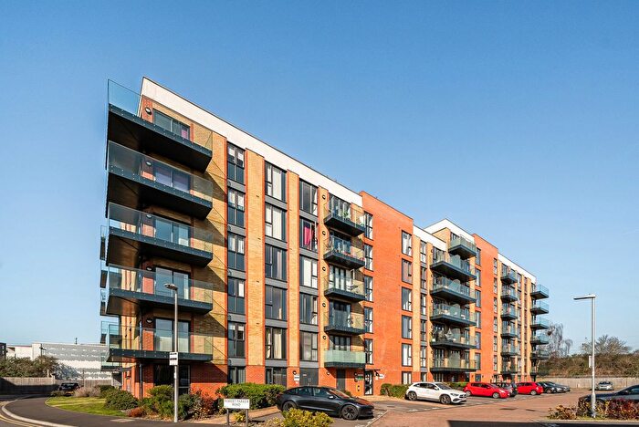 2 Bedroom Flat For Sale In Oscar Wilde Road, Reading, Berkshire, RG1