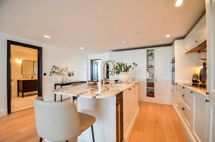 2 Bedroom Flat For Sale In The Ridgeway, Westcliff-On-Sea, SS0