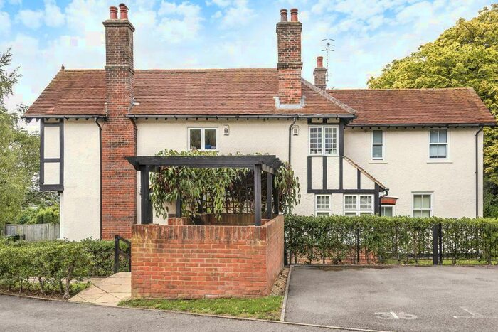 2 Bedroom Apartment To Rent In High Wycombe, Buckinghamshire, HP13