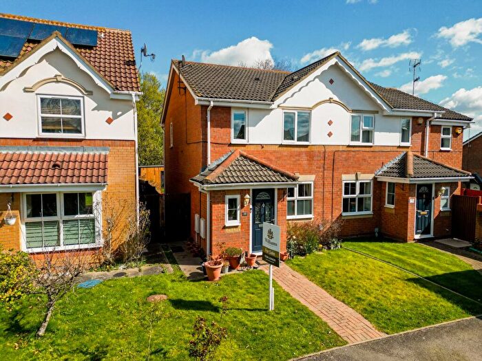 3 Bedroom Semi Detached House For Sale In Phipps Close, Aylesbury, HP20