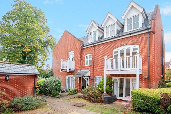 2 Bedroom Flat For Sale In Grace Court, Hampton Road, Twickenham, TW2