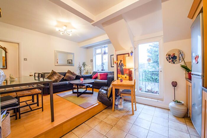3 Bedroom Flat For Sale In Hurstwood Road, Temple Fortune, London, NW11