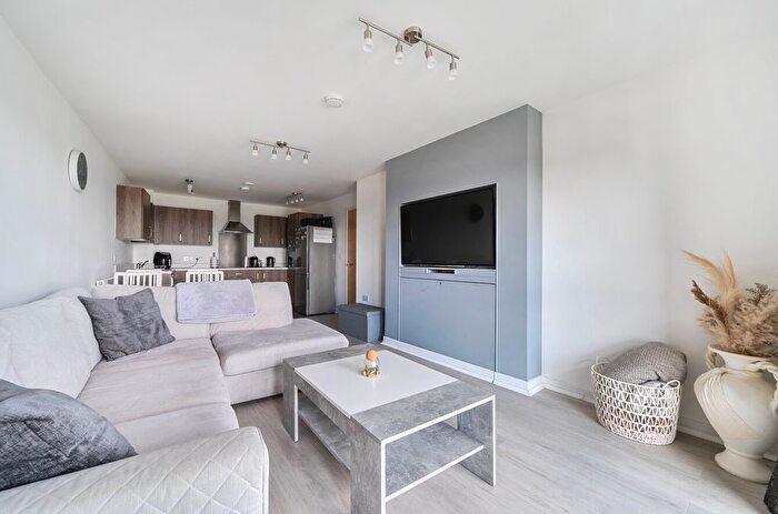 2 Bedroom Flat For Sale In Blueberry Court, Broadis Way, Rainham, RM13